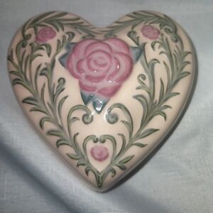 Heart-Shaped Ceramic Art with Pink Rose Design